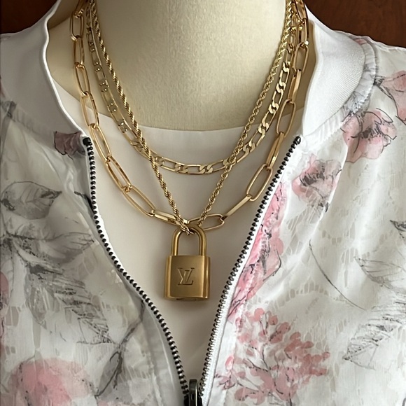 • Sold• Louis Vuitton Lock #303 (No key, comes with necklace) - Picture 4 of 10